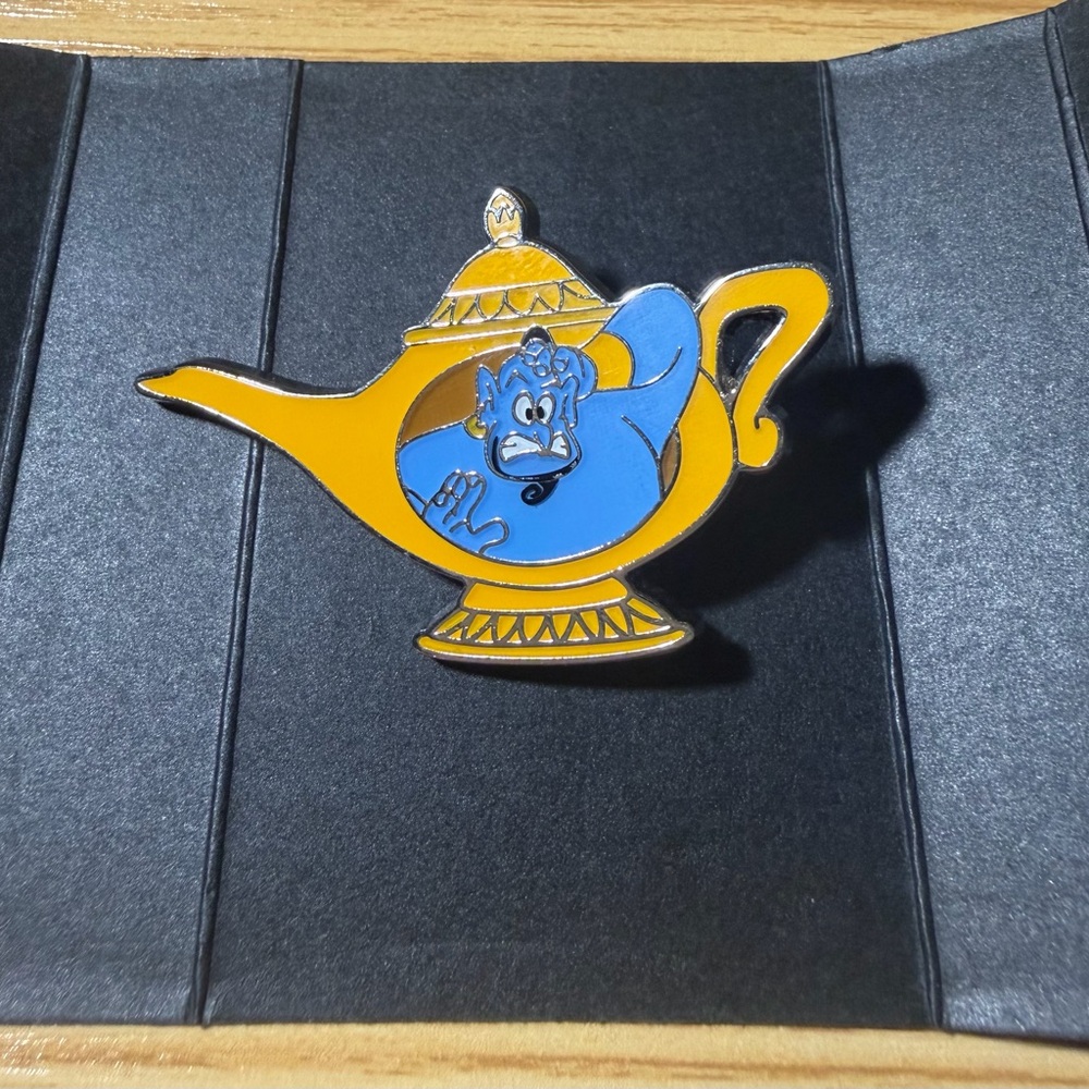 Disney Aladdin Genie in the Lamp Pin - Picture 1 of 2